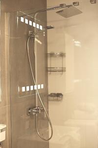 y baño con ducha y puerta de cristal. en Apartimento Angel River 9, en Wroclaw