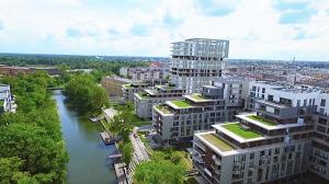 een luchtzicht op een stad met een rivier en gebouwen bij Apartimento Angel River 9 in Wrocław