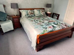 ブリクサムにあるManor Inn Galmptonのベッドルーム(ベッド1台、椅子、ランプ付)