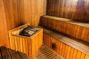 an empty wooden sauna with a trash can in it at Executivo em Hotel - Vila Olímpia in Sao Paulo