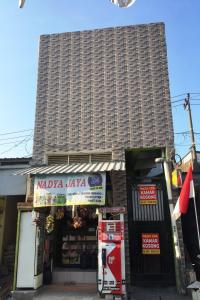 un edificio con una gasolinera koda kaya enfrente en OYO Life 93061 Kost Vicky Syariah en Surabaya