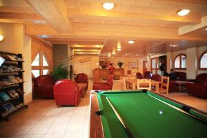 a billiard room with a pool table and chairs at Lagrange Vacances Les Valmonts de Val Cenis in Lanslebourg-Mont-Cenis