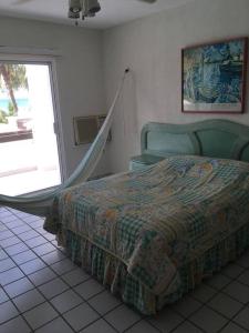 1 dormitorio con 1 cama con hamaca en HOUSE FRONT OF THE SEA, en Progreso