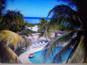 - Vistas a un complejo con piscina y a la playa en HOUSE FRONT OF THE SEA, en Progreso