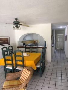 comedor con mesa amarilla y sillas en HOUSE FRONT OF THE SEA, en Progreso