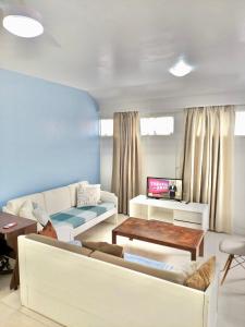uma sala de estar com um sofá e uma televisão em Próximo shopping Beira Mar em Florianópolis