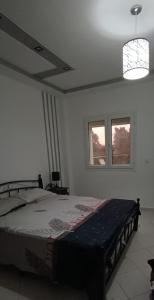 um quarto com uma cama e duas janelas em AP13 next the golf Royal em Saïdia