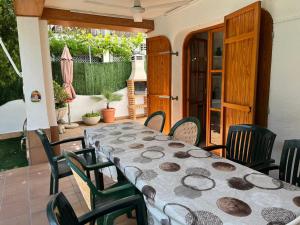 een tafel en stoelen op een patio bij Wonderful Beach House with 2 Pools in Calafell