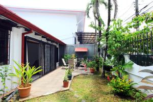 a courtyard in a house with plants at Private Fully Furnished Home at Wide Mouth Frog Hostel Quepos in Quepos