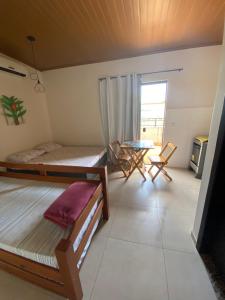 Zimmer mit 2 Etagenbetten und einem Tisch in der Unterkunft Residencial Aquidabã in Angra dos Reis