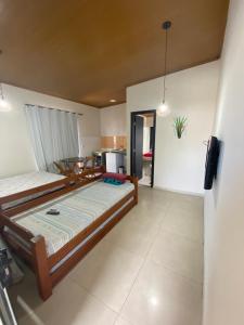 um quarto com uma cama e uma televisão em Residencial Aquidabã em Angra dos Reis