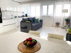 een woonkamer met een tafel met een fruitschaal erop bij Airport Lisbon Guest House in Lissabon
