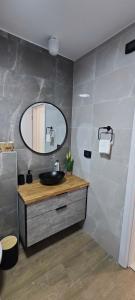 uma casa de banho com um lavatório e um espelho em כוכב הצפון em Quriate-Chemoná