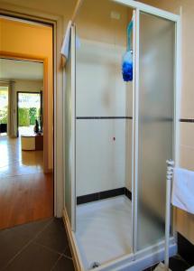eine Dusche mit Glastür im Bad in der Unterkunft Appartamento Benaco 108 in Raffa