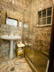 W łazience znajduje się umywalka i prysznic. w obiekcie À do Matias w mieście Mourão