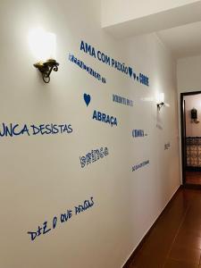 ściana z niebieskim napisem na ścianie w obiekcie À do Matias w mieście Mourão