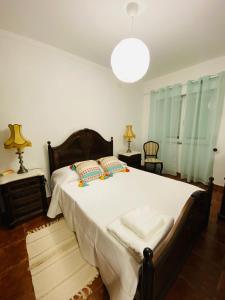 sypialnia z dużym łóżkiem i lampką w obiekcie À do Matias w mieście Mourão