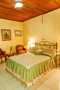 سرير أو أسرّة في غرفة في Hotel Santo Domingo