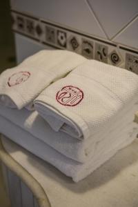 una pila de toallas sobre una estufa en Hotel Santo Domingo en Asunción