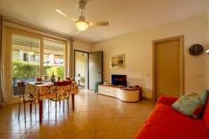 ein Wohnzimmer mit einem roten Sofa und einem Tisch in der Unterkunft Appartamento Benaco 108 in Raffa