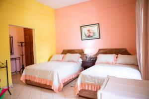 سرير أو أسرّة في غرفة في Hotel Santo Domingo