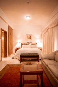سرير أو أسرّة في غرفة في Hotel Santo Domingo