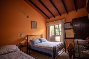 1 dormitorio con 2 camas y ventana en Hotel Santo Domingo, en Asunción