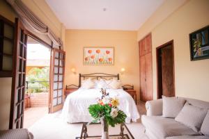سرير أو أسرّة في غرفة في Hotel Santo Domingo