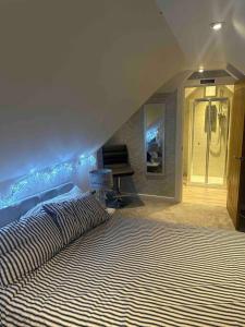 a bedroom with a bed and a desk in a room at Cozy 1 bed Urban Haven in Swithland