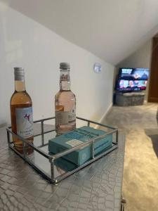 dos botellas de whisky sentadas en un estante en una habitación en Cozy 1 bed Urban Haven, en Swithland