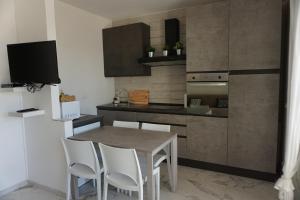 A kitchen or kitchenette at Beach apartments Isola d'Elba
