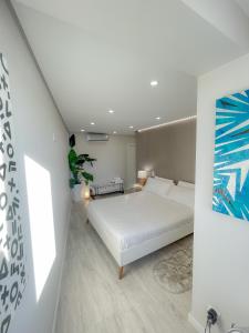 sypialnia z dużym białym łóżkiem w pokoju w obiekcie Airport Lisbon Guest House w Lizbonie