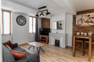 a living room with a couch and a fireplace at Tokyo le magnifique T2 in Montauban