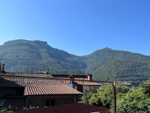 eine Gruppe von Häusern mit Bergen im Hintergrund in der Unterkunft Casa Garfagnana in Fornaci di Barga