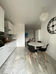 A kitchen or kitchenette at Beach apartments Isola d'Elba