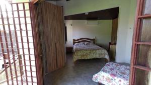 a bedroom with a bed and a small bed sidx sidx sidx sidx at Casa inteira, com sauna, piscina ozonizada, praia Enseada dos Corais, Cabo de Santo Agostinho, Pernambuco, Brasil in Cabo de Santo Agostinho +75 photos