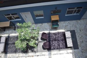 an overhead view of a patio with furniture and trees at Ayenda Continental Mexicano in Mexico City