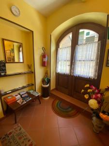 Sala de estar con puerta, mesa y estante en Notti Etrusche a Sovana, en Sovana