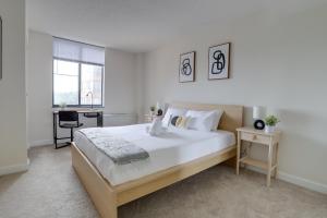 a bedroom with a large bed and a desk at Stylish and charming Apartment in Pentagon City in Arlington