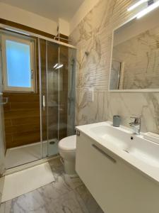 La salle de bains est pourvue d'un lavabo, d'une douche et de toilettes. dans l'établissement Beach apartments Isola d'Elba, à Portoferraio