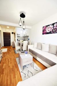 a living room with a couch and a table at Apartman Filipović Vrnjačka Banja in Vrnjačka Banja
