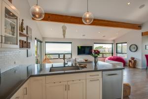 cocina con fregadero y sala de estar. en Malibu Retreat with Balcony and Mountain Views en Malibu