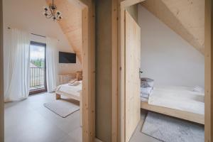 Posteľ alebo postele v izbe v ubytovaní Apartamenty Przystanek Grapa
