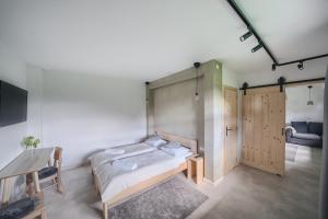 Posteľ alebo postele v izbe v ubytovaní Apartamenty Przystanek Grapa
