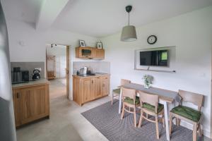 Kuchyňa alebo kuchynka v ubytovaní Apartamenty Przystanek Grapa