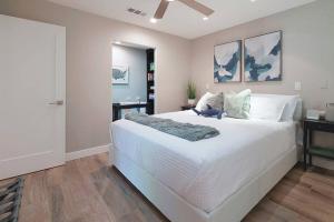 Un dormitorio con una cama blanca con un animal de peluche. en Blu Monterey - Pickleball, Golf Cart, Pools, Bikes, en Palm Desert 72 fotos más