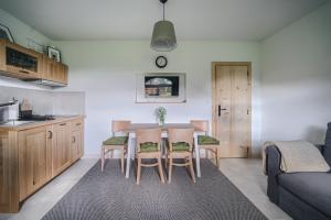 Kuchyňa alebo kuchynka v ubytovaní Apartamenty Przystanek Grapa