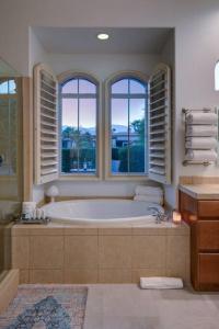 Ένα μπάνιο στο Make Yourself at Home in Palm Desert Luxury