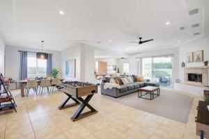 Χώρος καθιστικού στο Make Yourself at Home in Palm Desert Luxury