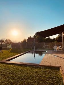 una piscina en un patio con mesa y sillas en VOO residence en Malečnik